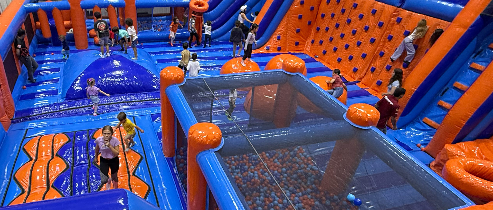 Vista aérea del parque inflable Brincolandia