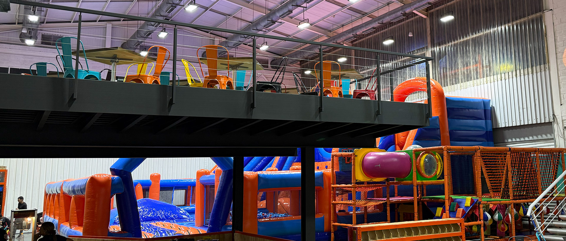 Zona de inflables y trampolines bajo techo
